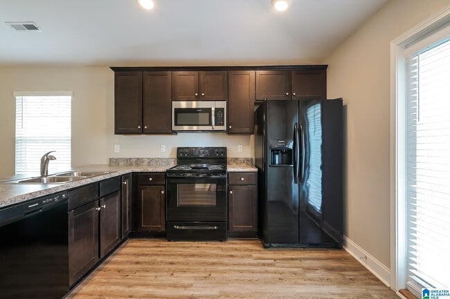 Building Photo - 3008 Village Ridge Dr
