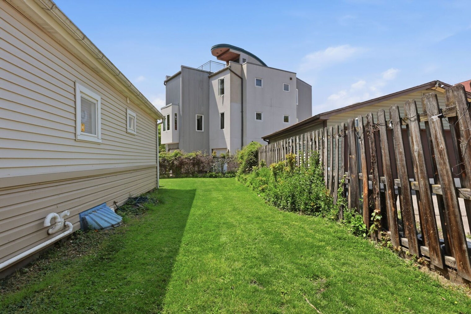 Building Photo - 2584 W 11th St
