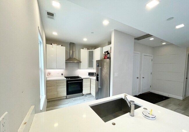 Building Photo - 113 Hillside St