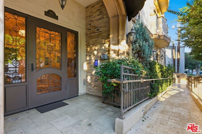 Building Photo - 462 S Maple Dr