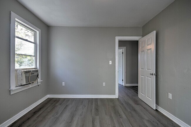 Building Photo - 304 N Hardin St