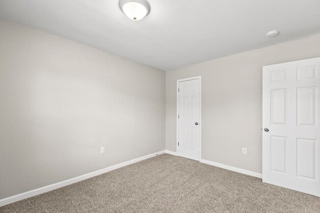 Building Photo - Newly Remodeled Hubert Home