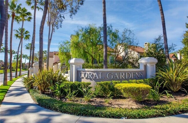 Building Photo - Beautiful 3 Bedroom Townhome near Mission ...