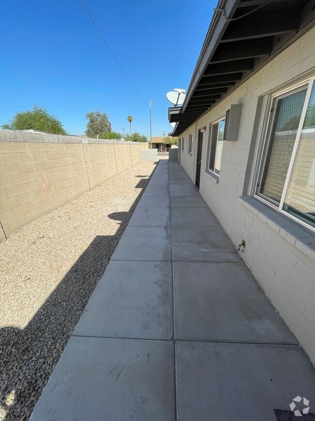 Building Photo - COMING SOON! Charming 2 Bed 1 Bath Apartme...