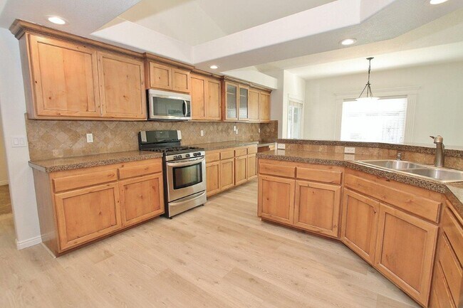 Building Photo - Stunning Home w/Open Floor-plan