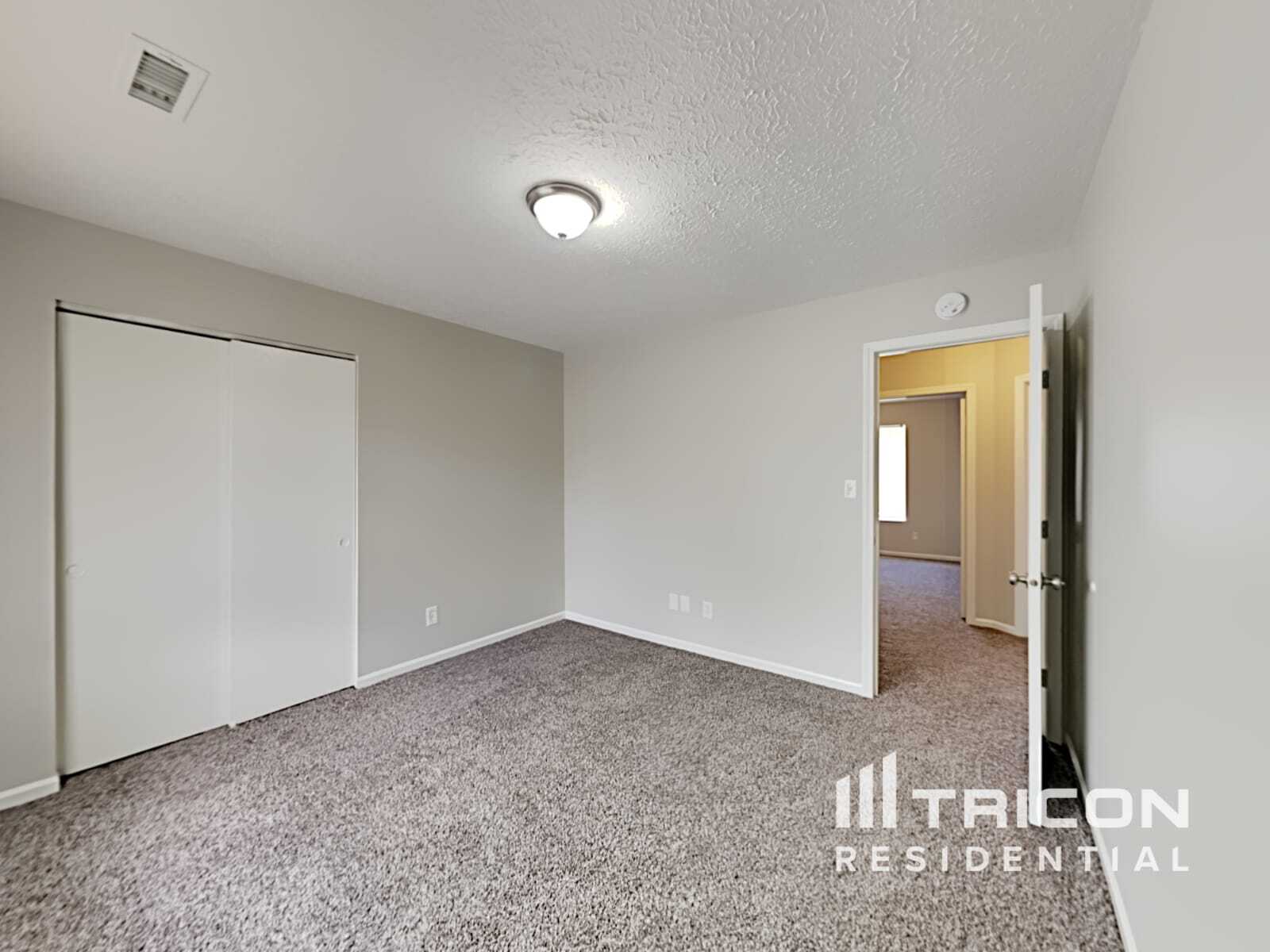 Building Photo - 3324 Oak Tree Dr S