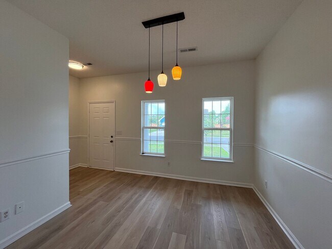 Building Photo - Discover this well-maintained 3-bedroom, 2-bath home in Carriage Hills