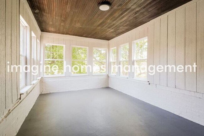 Building Photo - Lovely Updated Home in Shaftesbury Ave