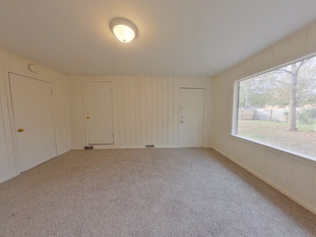 Building Photo - 3 Bedroom Home