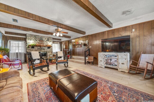 Building Photo - 118 Buffalo Springs Crossing