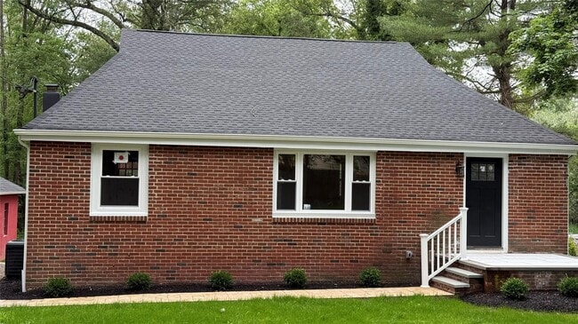 Building Photo - 20 Pineview Rd