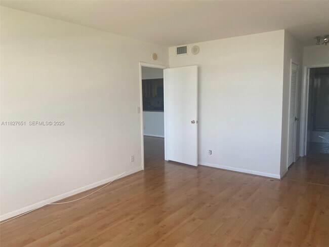 Building Photo - 2500 Parkview Dr