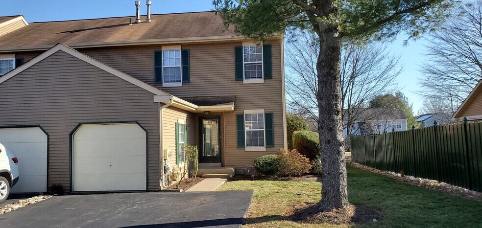 Front of house with garage and driveway - 610 Larch Ct
