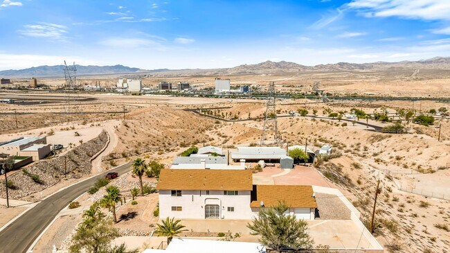 Building Photo - One of Kind 3 bed/2.5 bath home with 3 car attached garage located in BHC.