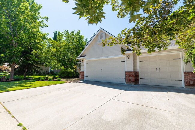 Building Photo - 3 Bed 2.5 Bath In The Heart Of Eagle