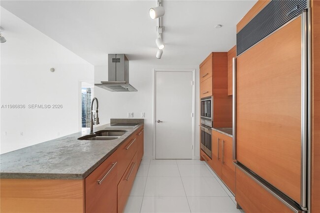 Building Photo - 495 Brickell Ave