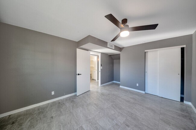 Building Photo - Large 6 Bed/3 Bath house close to ASU with awesome backyard