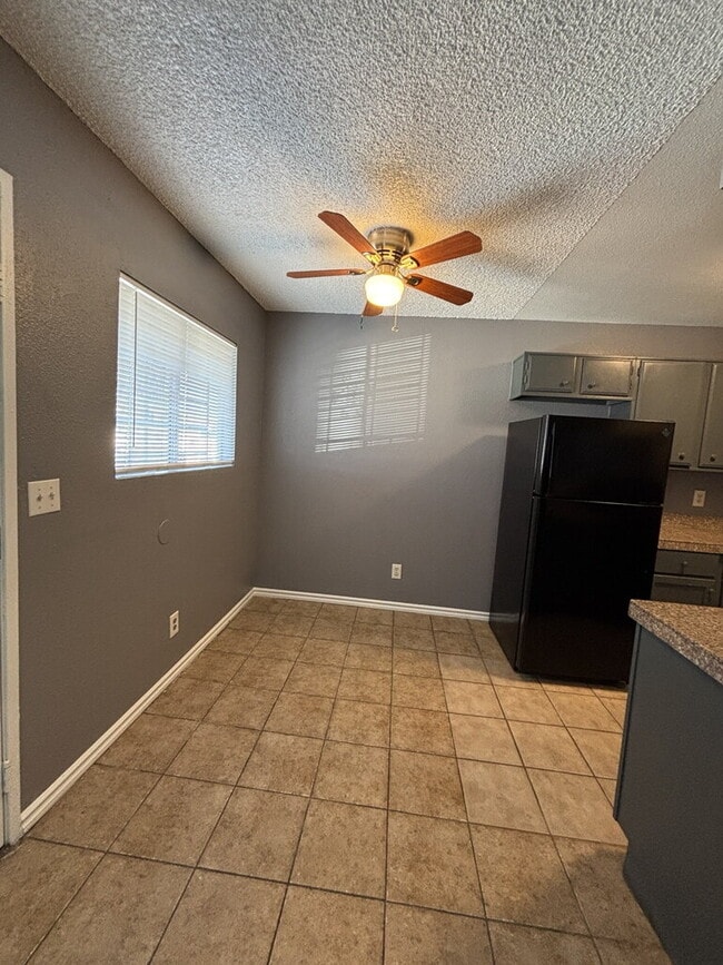 Building Photo - Charming 2-bedroom, 1-bath upstairs unit located in the Huntridge/Downtown Las Vegas area!