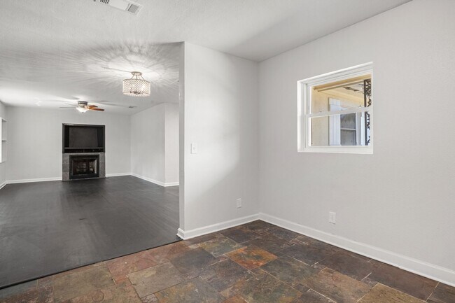 Building Photo - 207 Tonawanda Dr