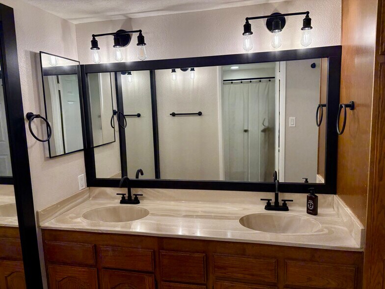 Building Photo - 12222 N Paradise Village Pky W