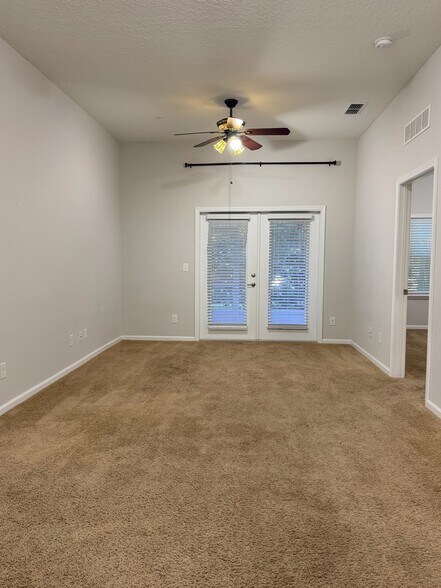 Family room - 200 Larkin Place