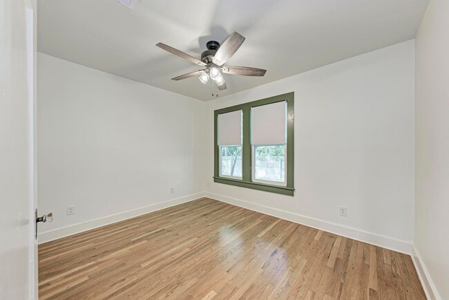 Building Photo - Stunning 3/2.5 with Office in West Lampasas