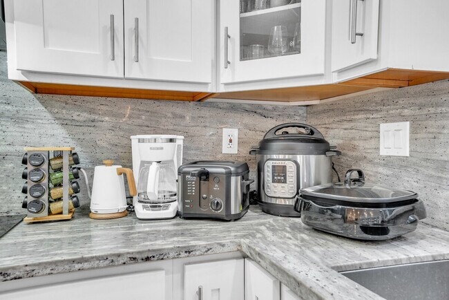 Building Photo - 5805 Silver Creek Valley Pl