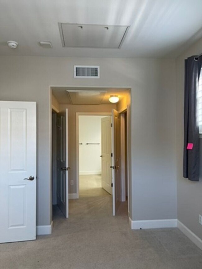 Building Photo - Fabulous Montebello condo, walk/bike to Ap...