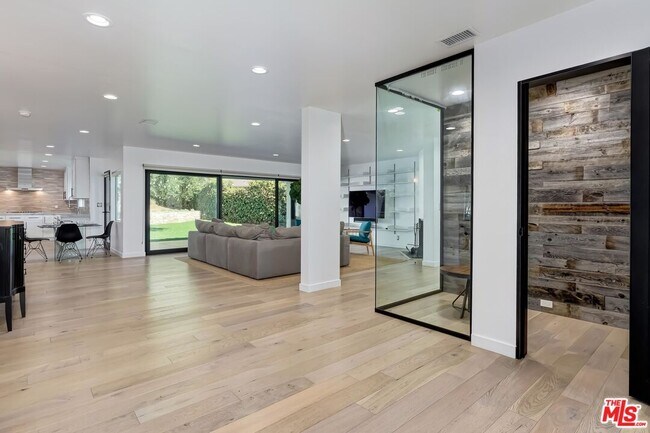 Building Photo - 2400 Glendower Ave