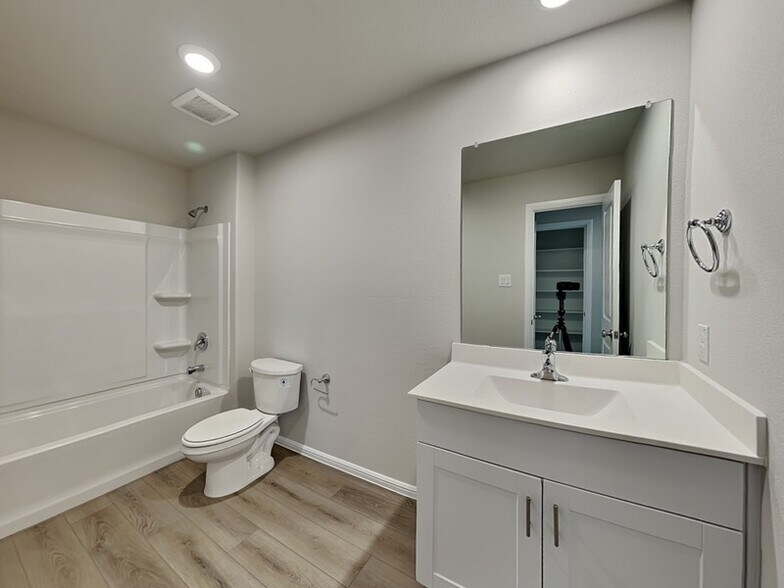 Building Photo - 427 Wydown Dr