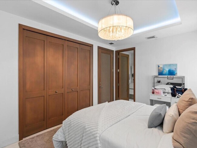 Building Photo - 3917 S Le Jeune Rd