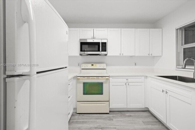 Building Photo - 9441 Evergreen Pl