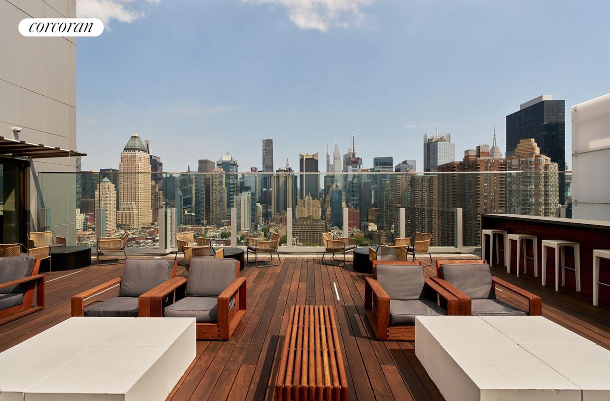 Building Photo - 550 W 45th St