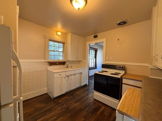 Building Photo - Available Now!  Single family home just mi...