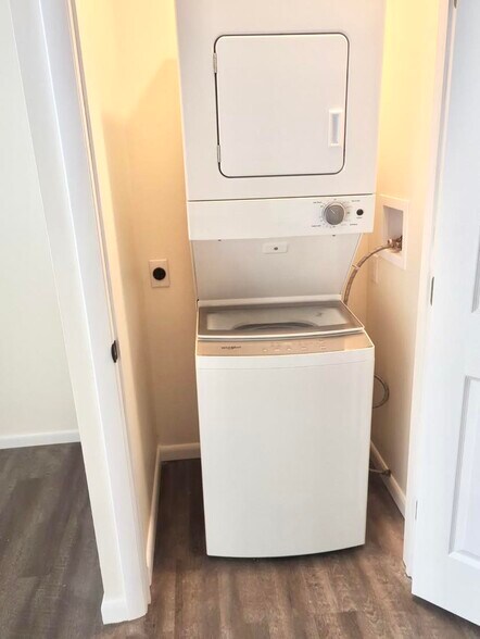 Brand new Whirlpool stackable washer/dryer - 1619 Mansfield St