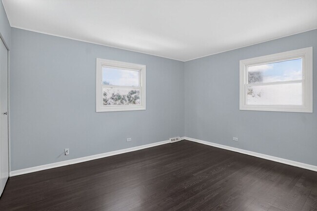Building Photo - Spacious Stunning 3 BR House in Mount Prospect W/ Office/Playroom on Corner Lot