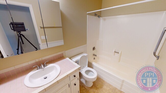 Building Photo - 2404 Saddle Ct