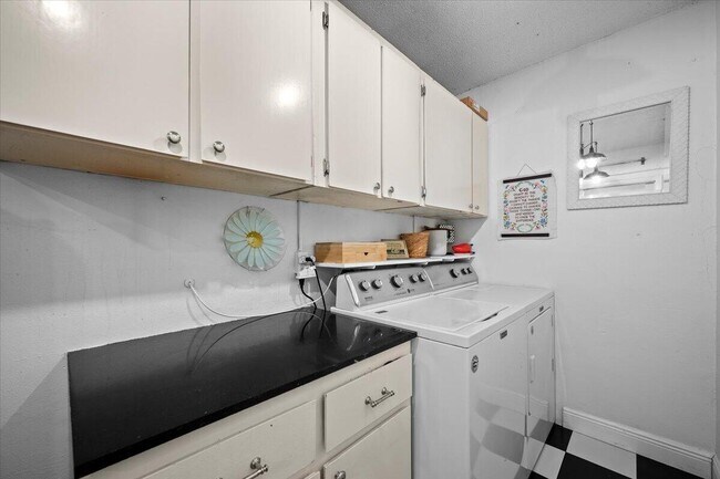 Building Photo - 710 Cree St