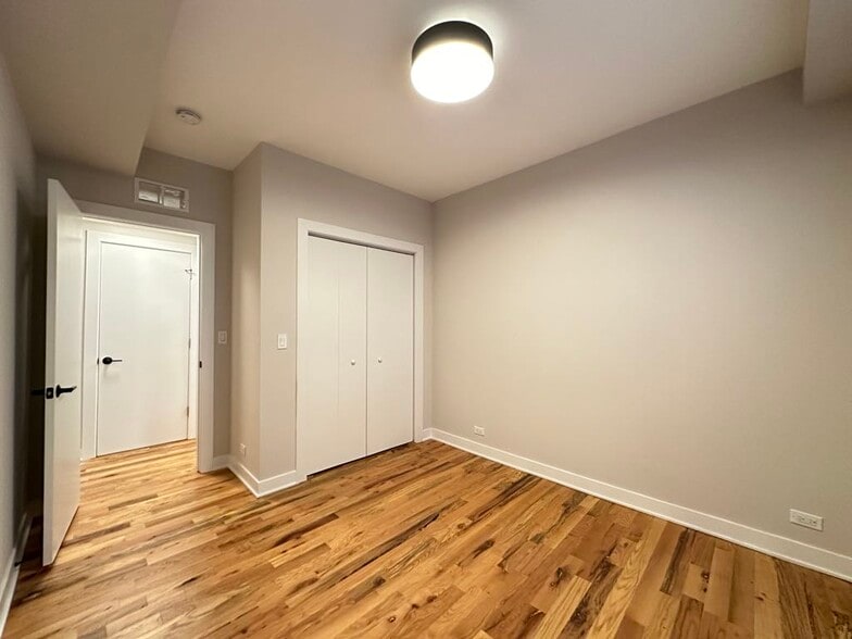 Building Photo - 643 W Wrightwood Ave