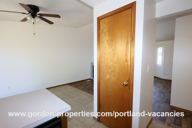 Building Photo - SE Schiller St - ranch style 3 bedroom home