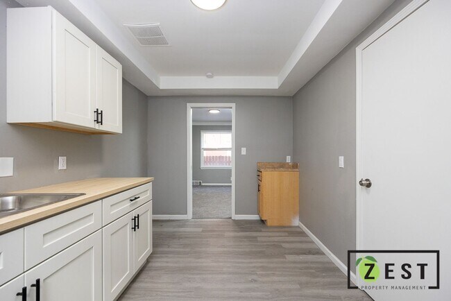 Building Photo - 5235 Chatsworth St