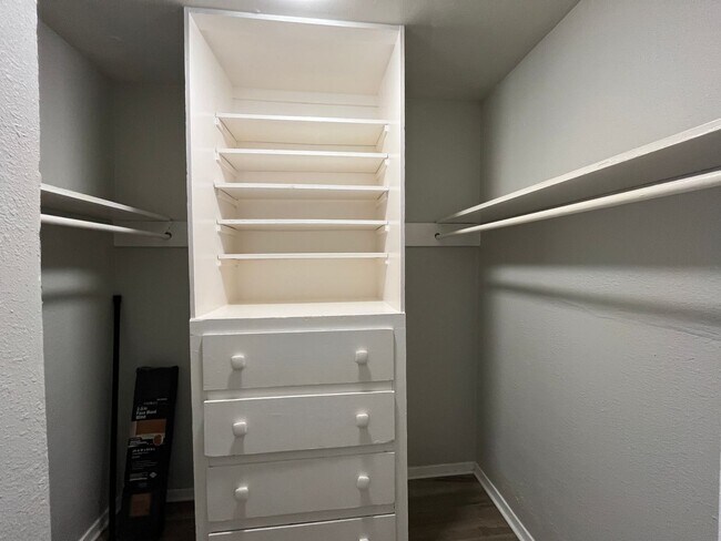 Building Photo - ONE BEDROOM APARTMENT WITH WATER BILL PAID!