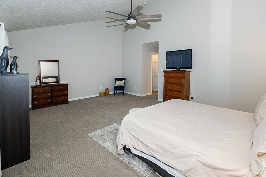 Building Photo - 6595 Reserve Dr