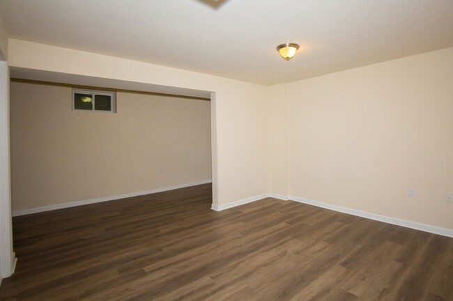 Building Photo - 3 bed, 2full/2 half bath Townhome in Marti...