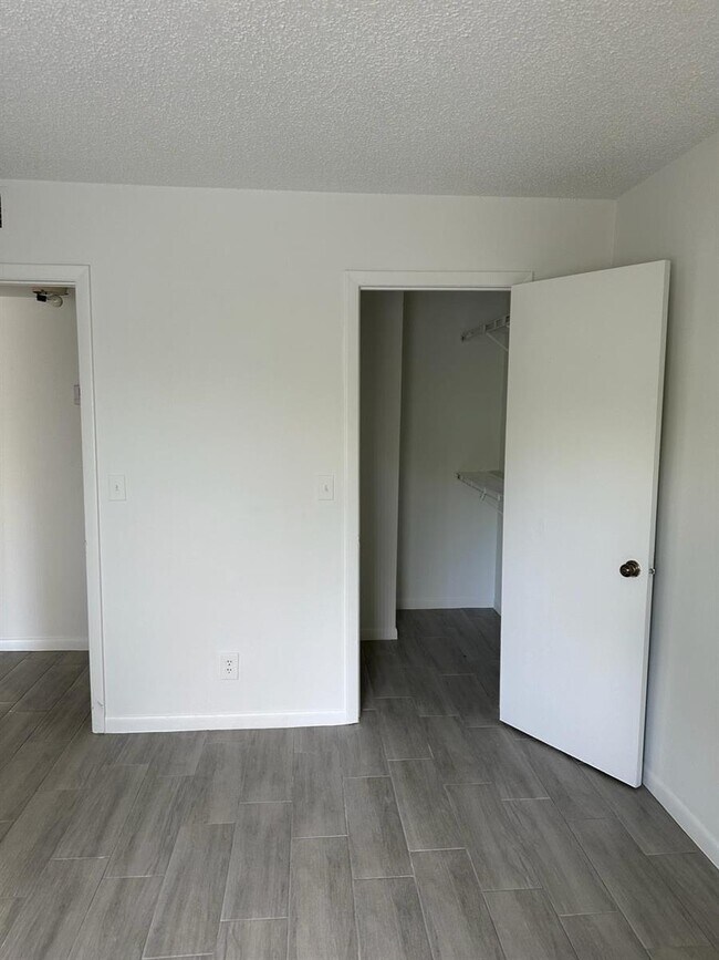 Building Photo - 1846 Abbey Rd