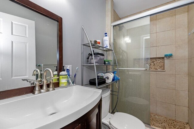 Building Photo - 4 BED 2 BATH MISSION HILL