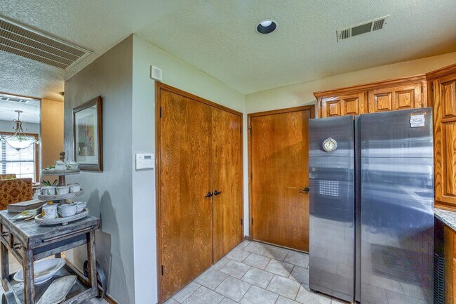 Building Photo - 603 Sunray