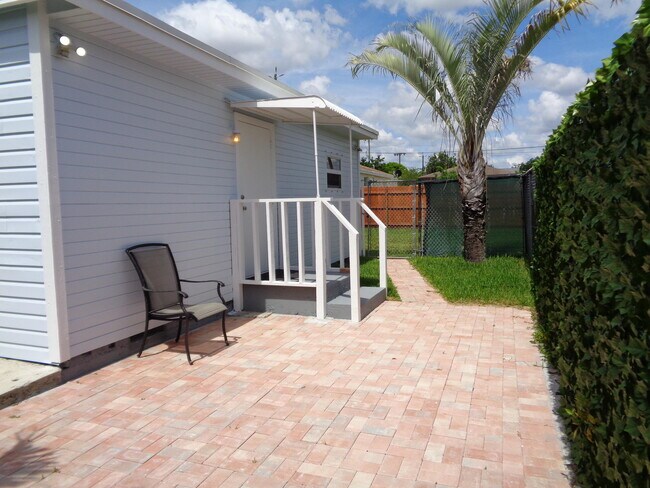 Building Photo - 3601 Lakewood Rd