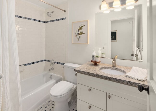 Building Photo - 5bd/2.75ba Bellevue Home