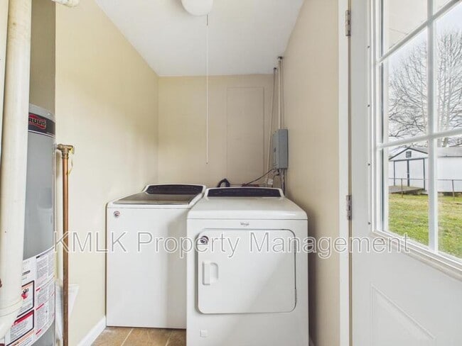 Building Photo - 3434 Lawndale Dr